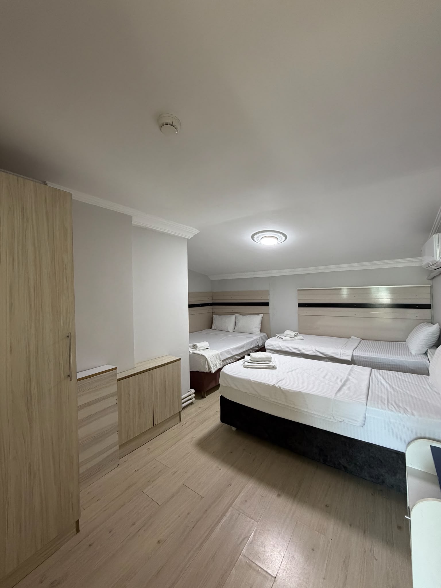 2 çift 4 tek kişilik (2+1 concept family room) oda